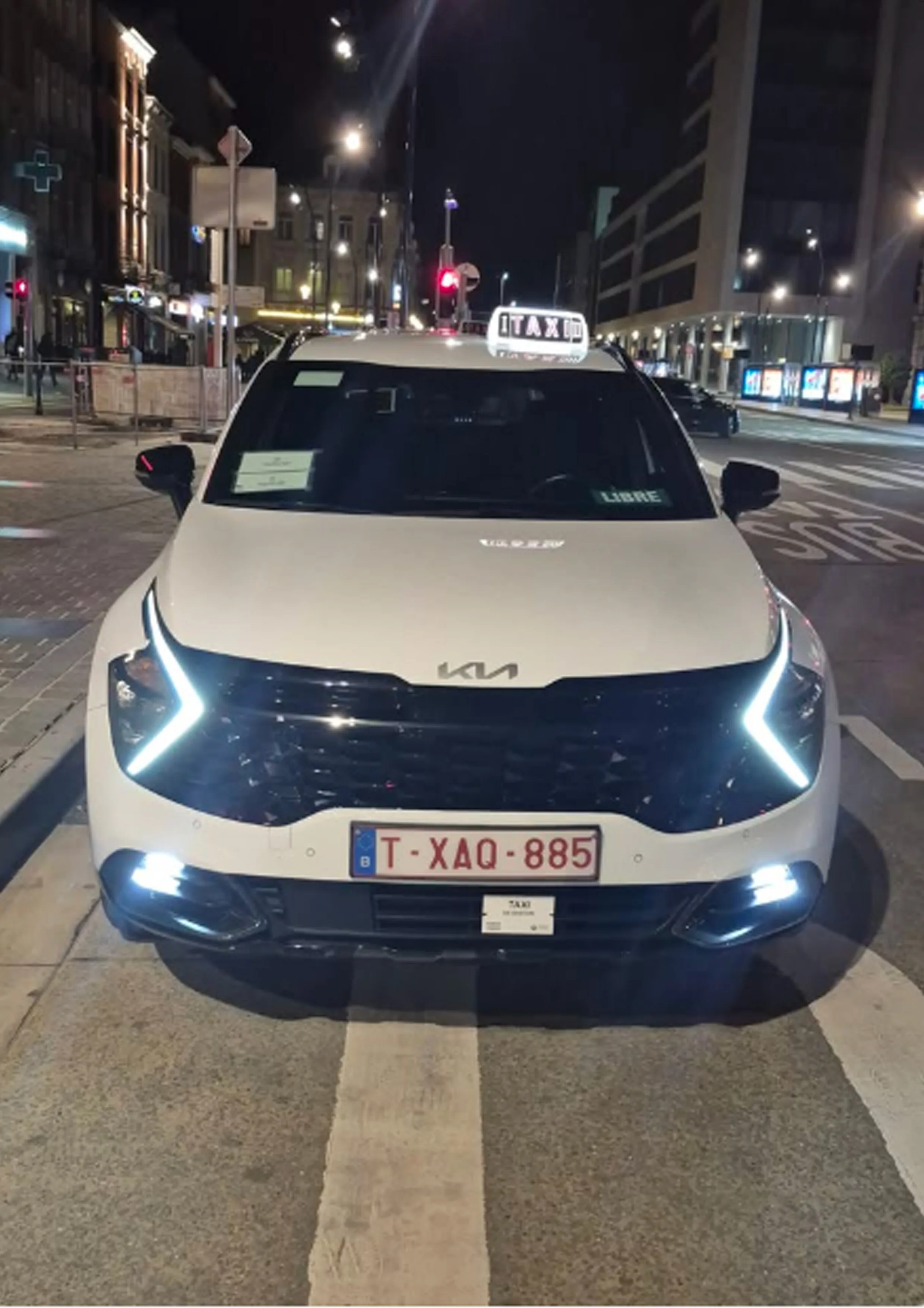 Véhicule taxi confortable pour aéroports et longues distances